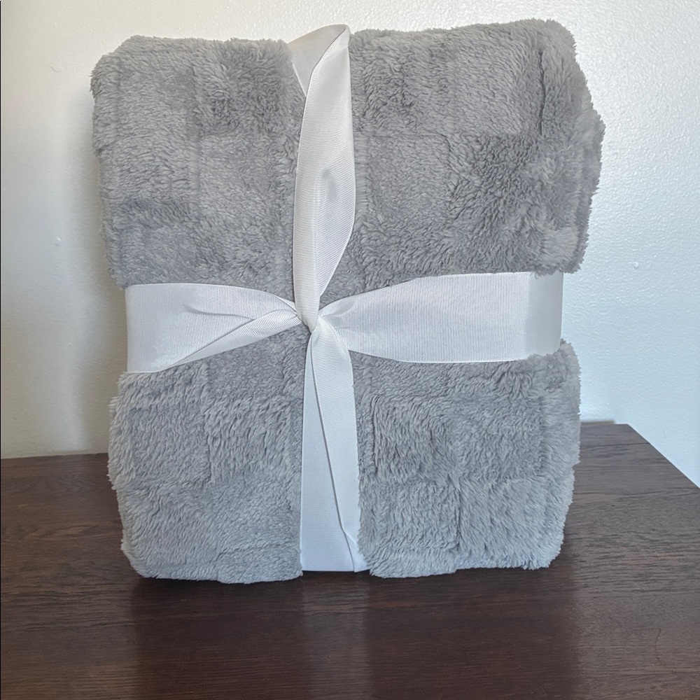 NWT- Luxurious Super Soft- Gray Embossed Checkerboard Oversized Blanket 76x86 - Picture 10 of 17